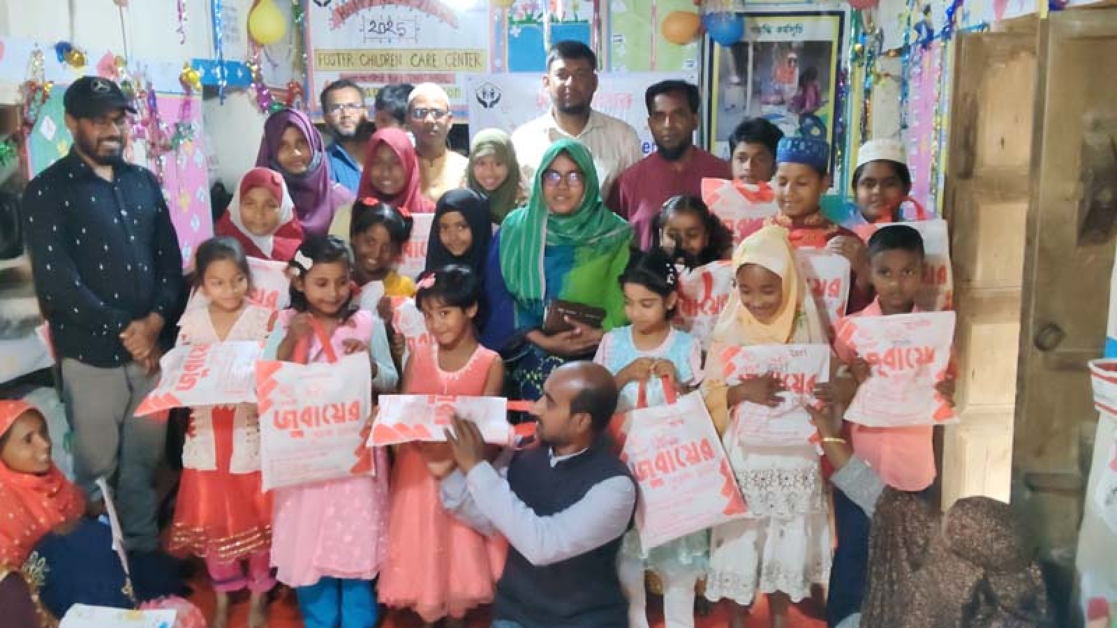নিয়ামতপুরে ফোস্টার শিশুদের মাঝে নতুন পোশাক ও ইদ সামগ্রী বিতরণ