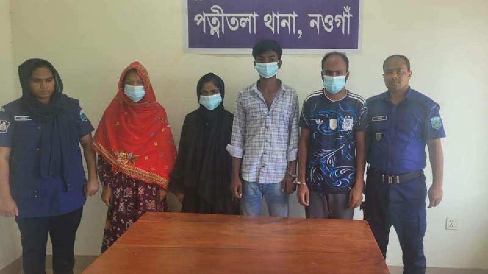 পত্নীতলায় অনলাইনে বিশেষ কায়দায় মুক্তিপণ আদায়কারী চক্রের ৪ সদস্য গ্রেফতার