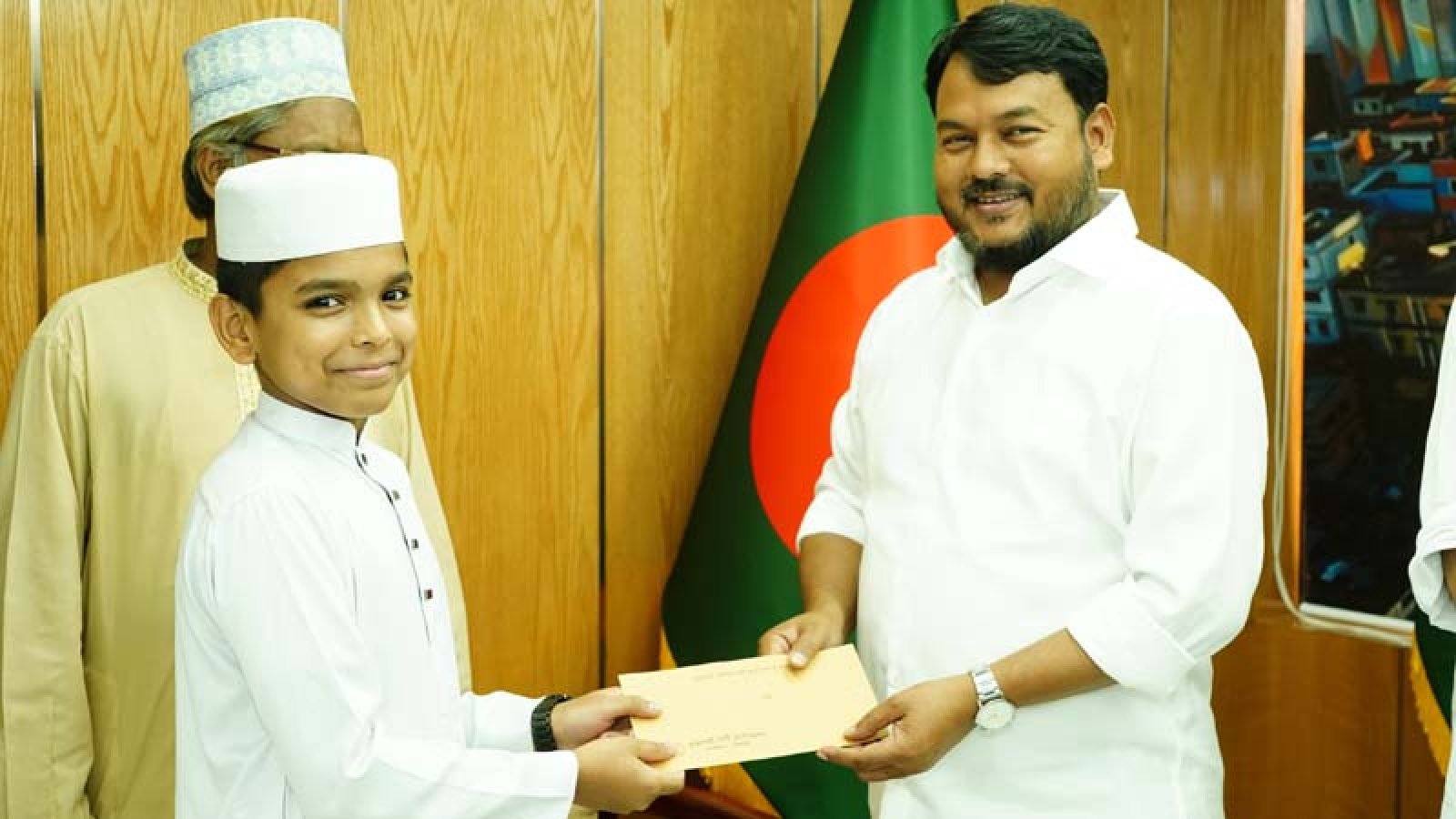 ১২ শিক্ষার্থীকে ব্যক্তিগত উদ্যোগে নগদ অর্থ উপহার দিলেন রাসিক প্রশাসক