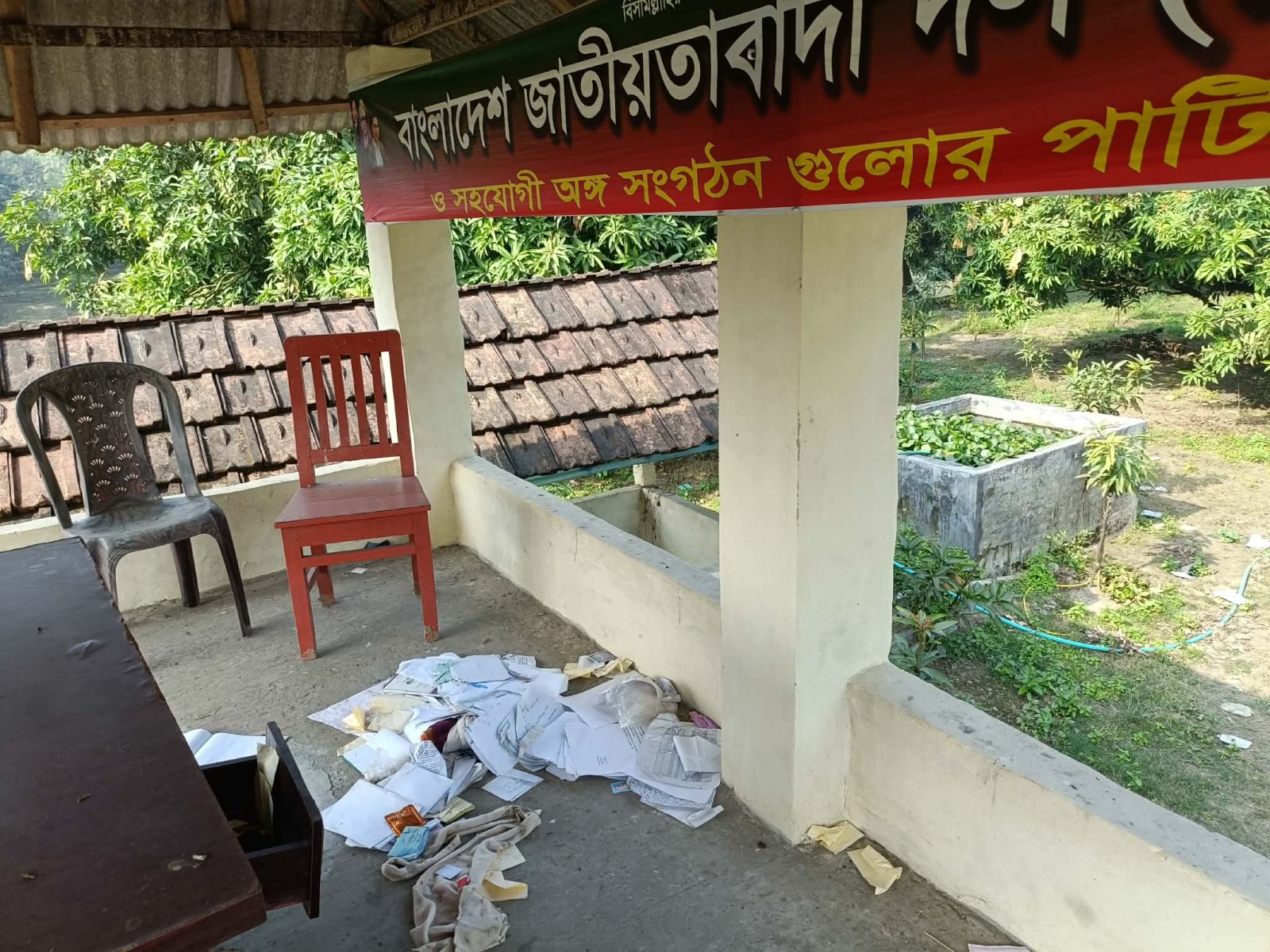 শিবগঞ্জ উপজেলায় বিএনপির একটি কার্যালয়ে ভাঙচুর
