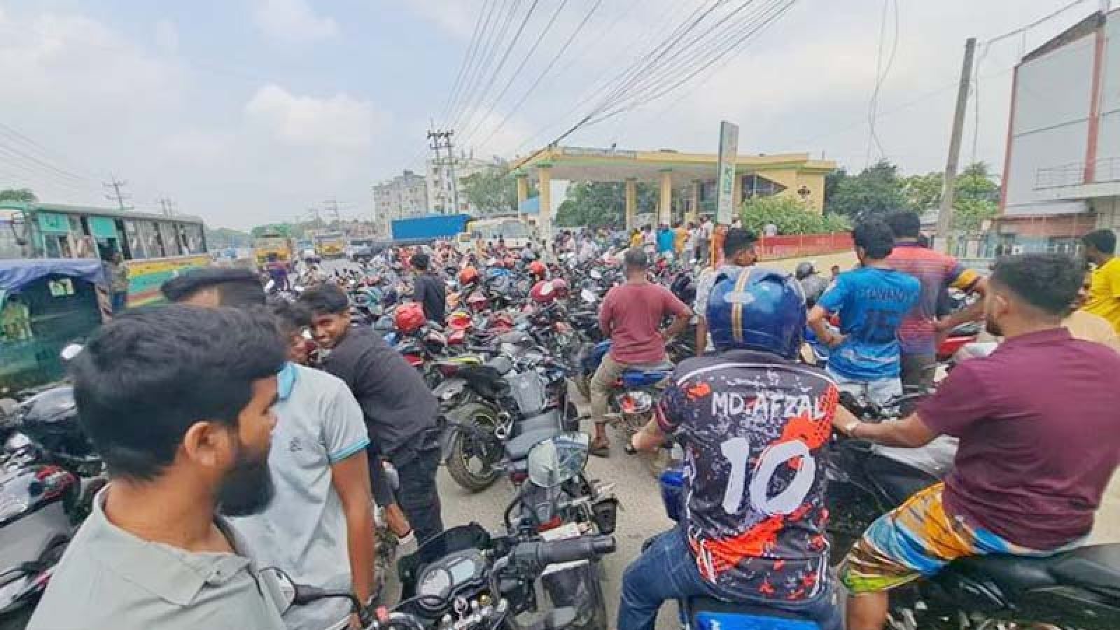 তেলের দাম বাড়লেও সংকট কাটেনি, পাম্পে অপেক্ষার দীর্ঘ লাইন