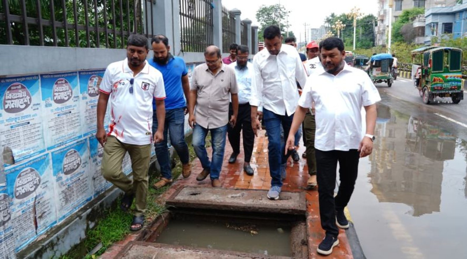 জলাবদ্ধতা নিরসনে ড্রেনের ময়লা আবর্জনা অপসারণ কার্যক্রম পরিদর্শনে রাসিক প্রশাসক