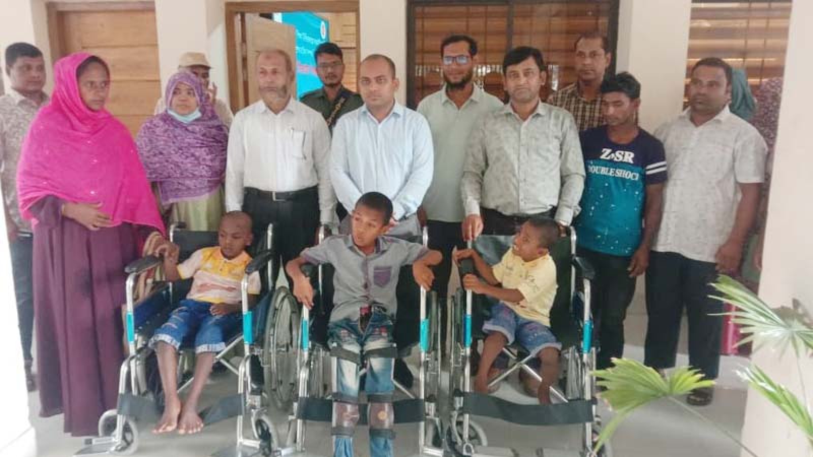 পার্বতীপুরে বিশেষ চাহিদাসম্পন্ন শিশু ও প্রতিবন্ধী ব্যক্তিদের মাঝে সহায়ক উপকরণ বিতরণ