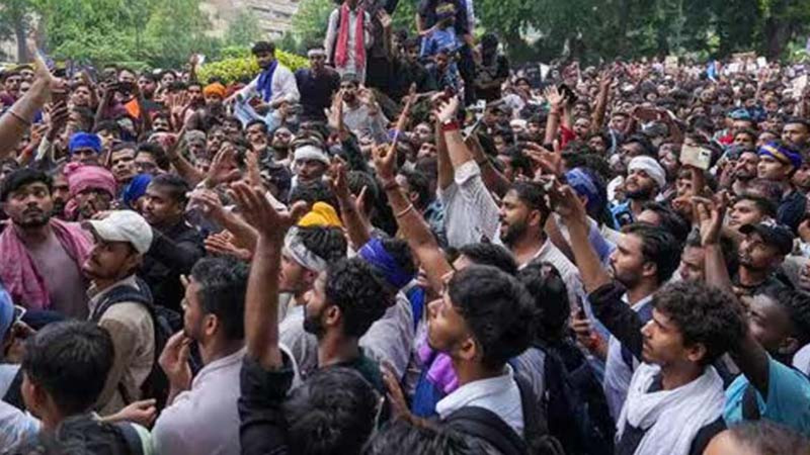 ‘আরশোলা’দের সংসদ অভিযান ঘিরে রণক্ষেত্র দিল্লি, ব্যাপক লাঠিচার্জ পুলিশের