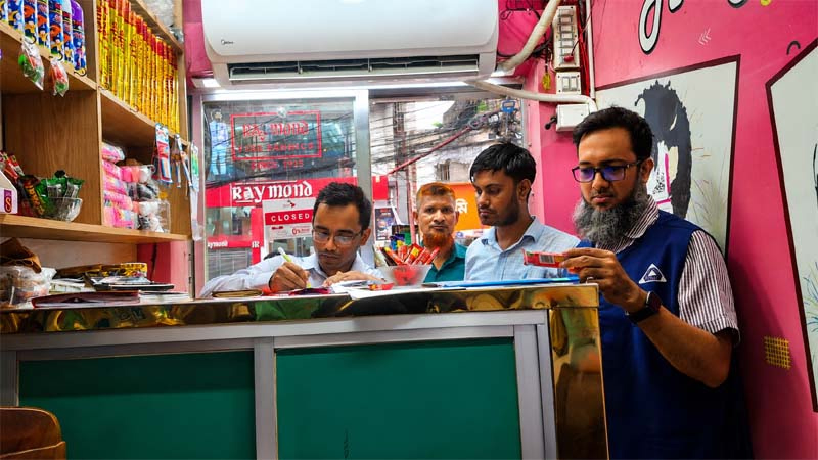 নগরীতে বিএসটিআই’র অনুমোদনহীন জন্মদিনের কেক ও চকলেট বিক্রি করায় জরিমানা
