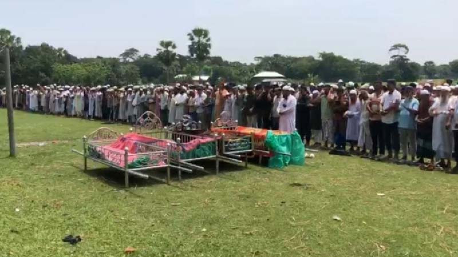 গাজীপুরে ৫ হত্যা : পাশাপাশি কবরে মা-তিন মেয়েসহ ৫ জনকে দাফন, কাঁদছেন স্বজনরা