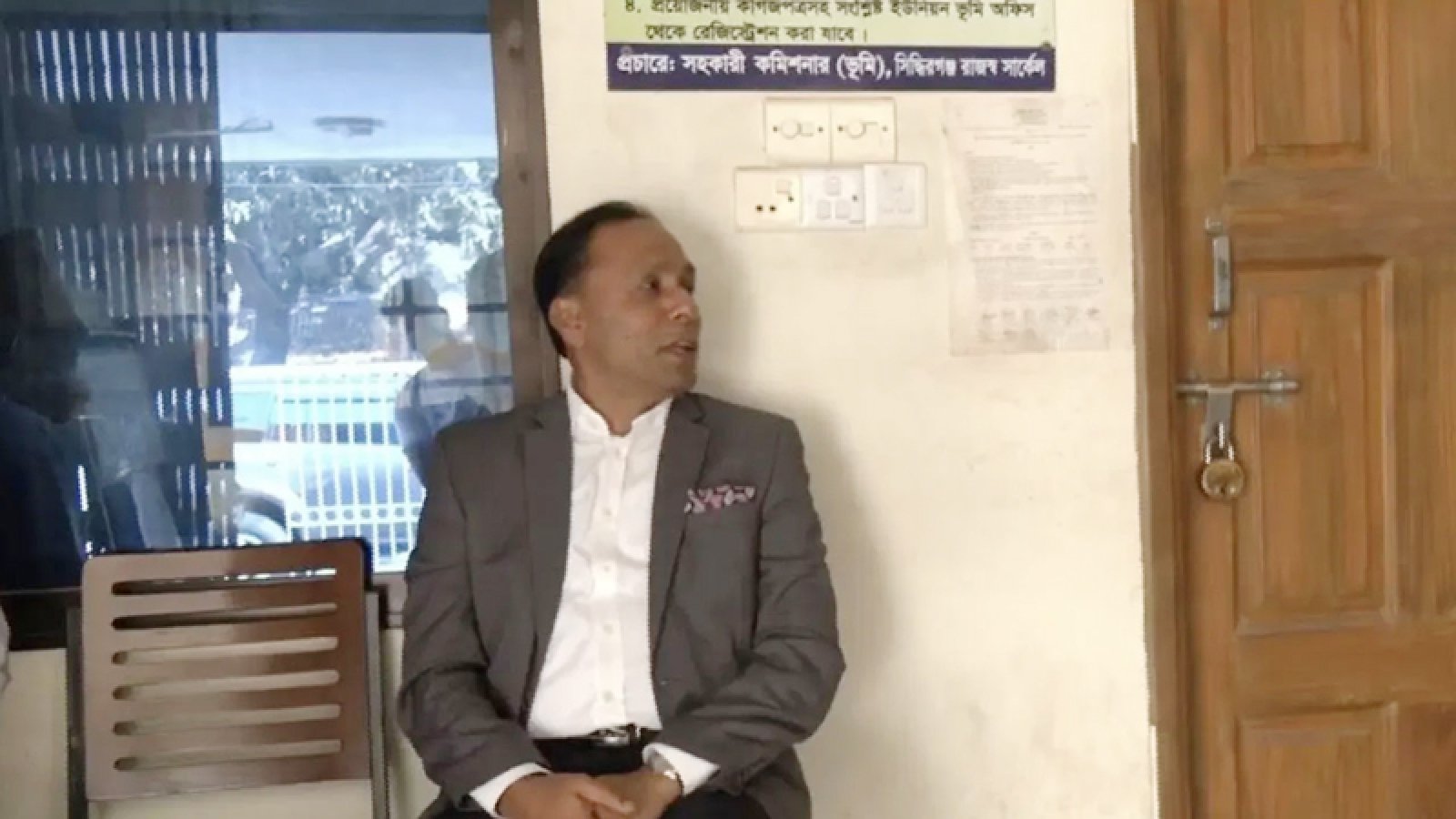 হঠাৎ ভূমি অফিসে প্রতিমন্ত্রী, আধাঘণ্টা অপেক্ষার পর খোলা হলো তালা