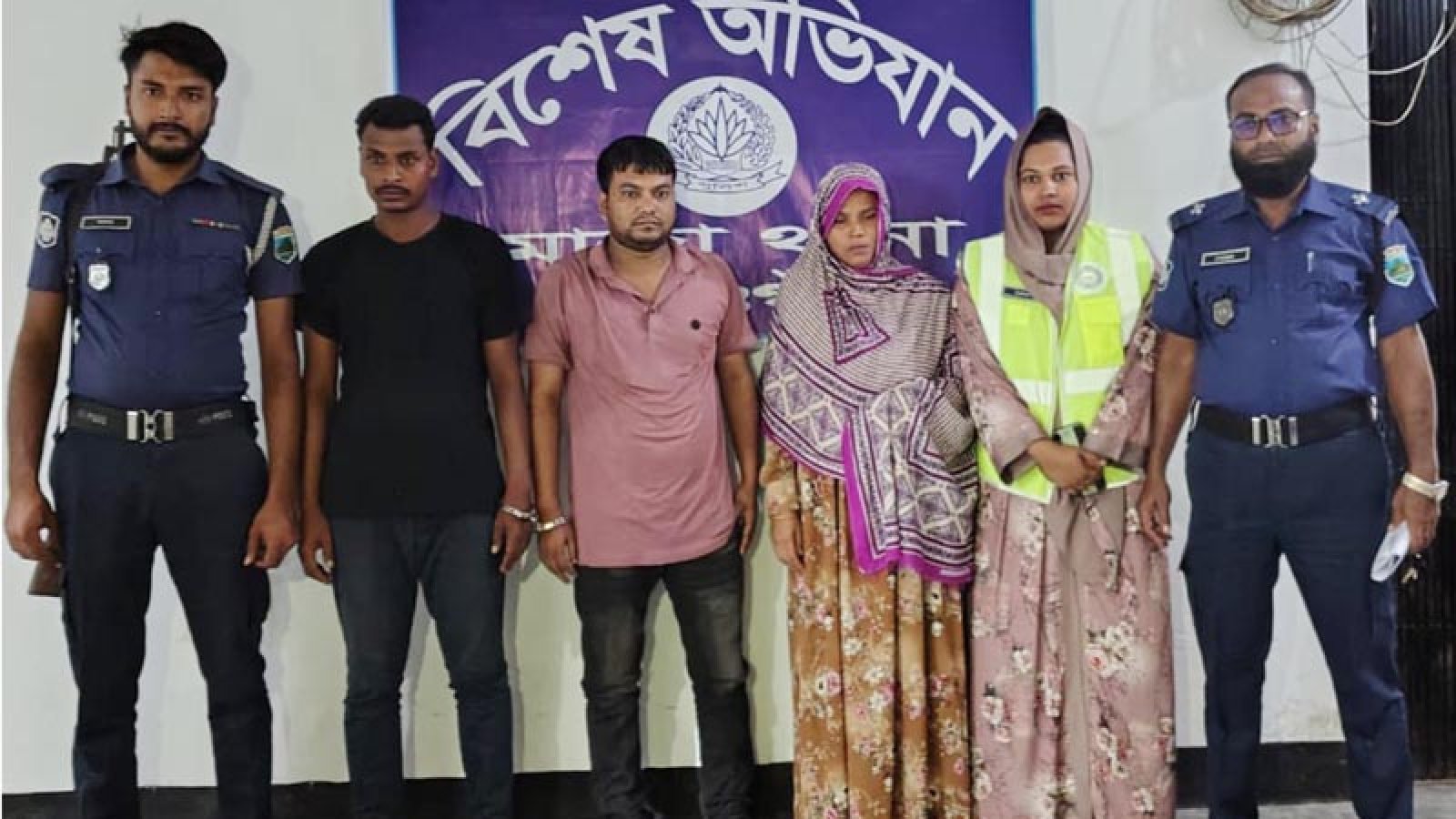 মান্দায় হানিট্র্যাপে ফেলে ‘নগ্ন ভিডিও’ ধারণ, নারীসহ গ্রেপ্তার ৩