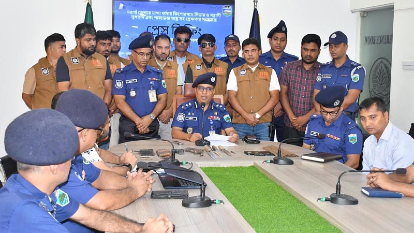মান্দায় যুবককে লক্ষ্য করে গুলি, অস্ত্রসহ দুই যুবক গ্রেপ্তার