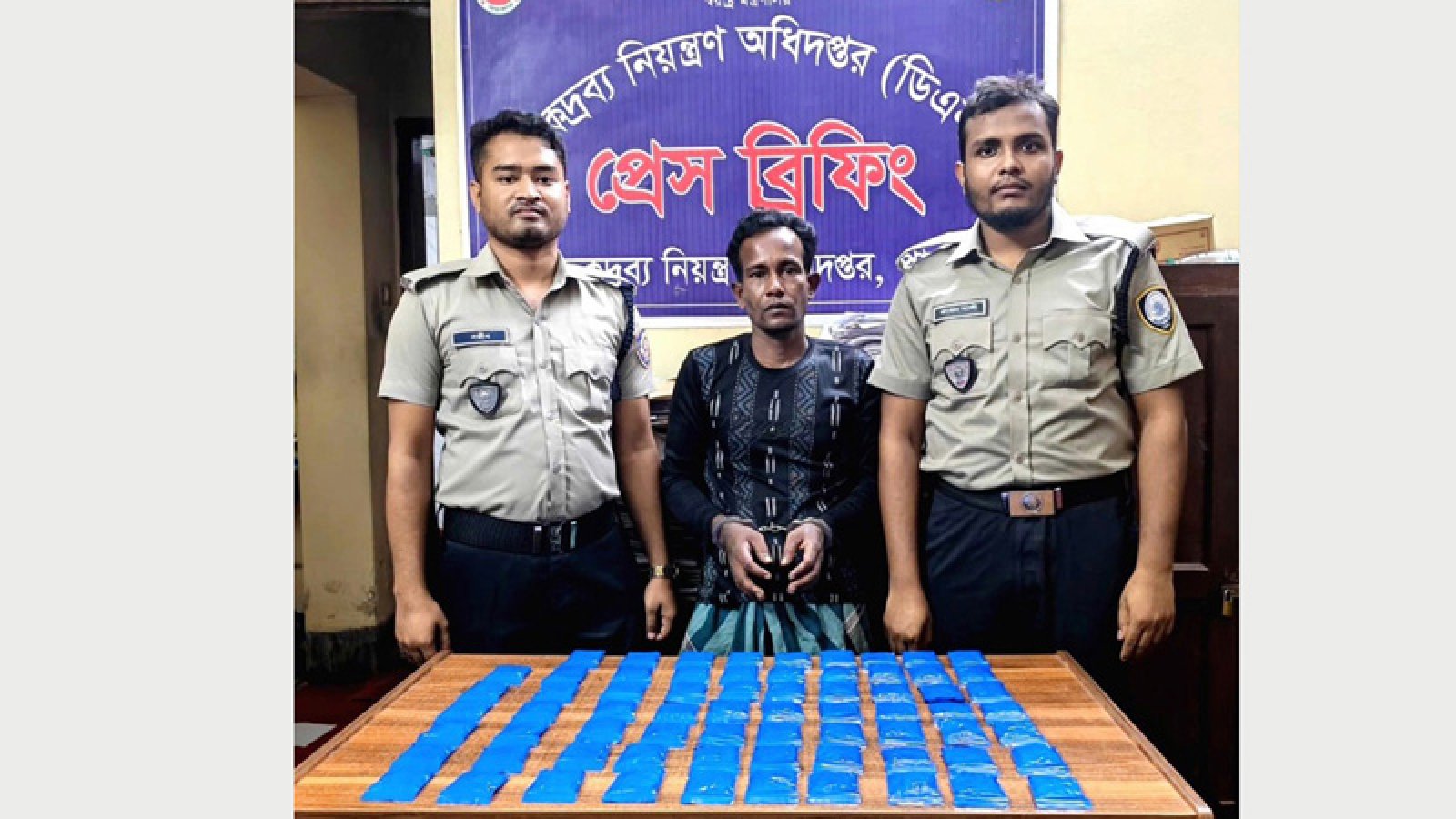 পাবনায় বিপুল পরিমাণ ইয়াবাসহ আটক ১