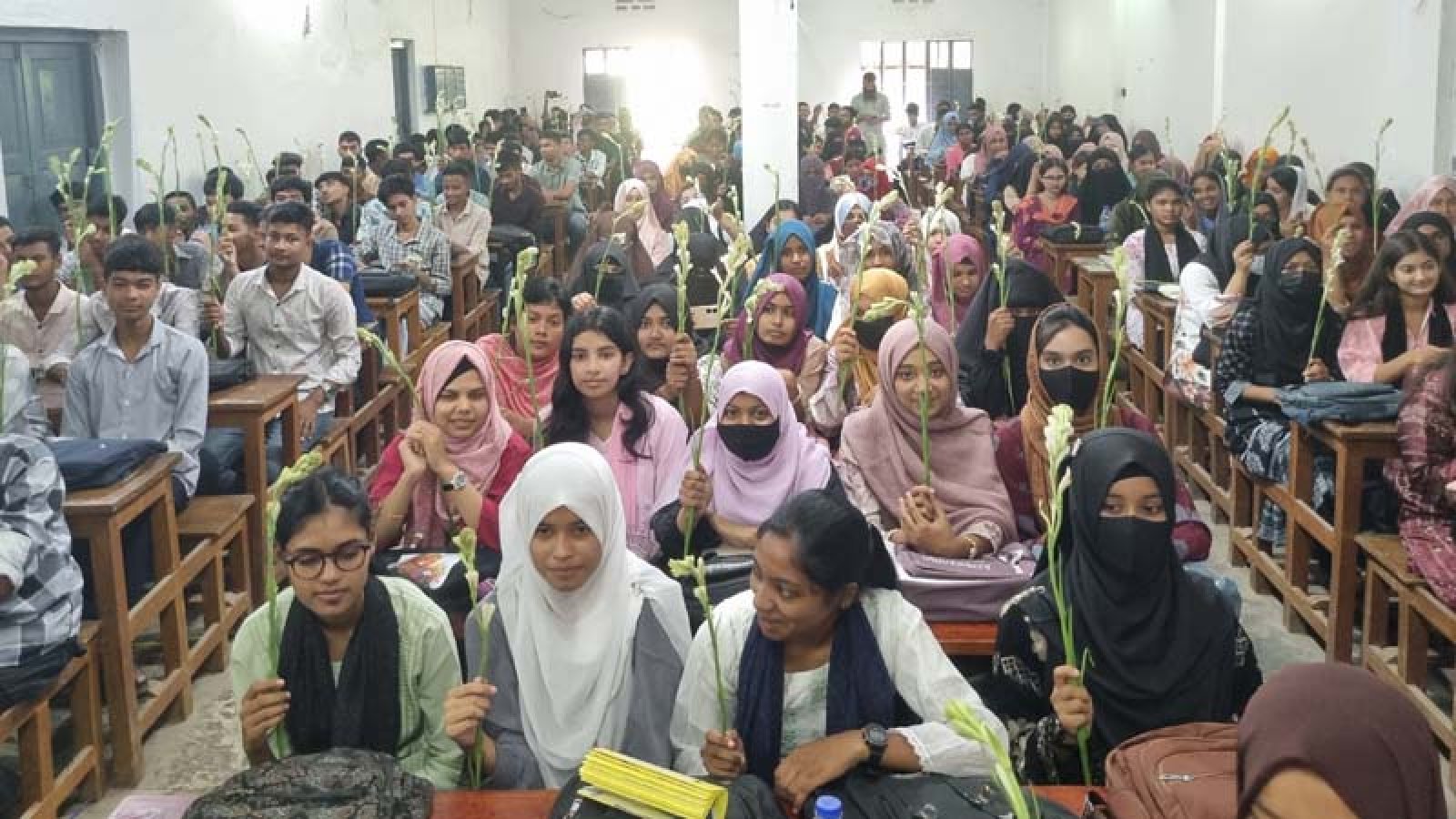 ফুলবাড়ী সরকারি কলেজে উৎসবমুখর পরিবেশে একাদশ শ্রেণির ওরিয়েন্টেশন