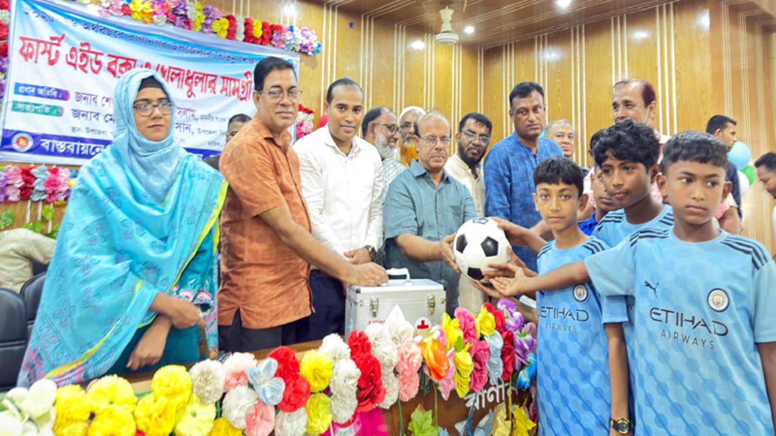 রাণীনগরে সরকারের উপহারের নানান উপকরণ বিতরণ