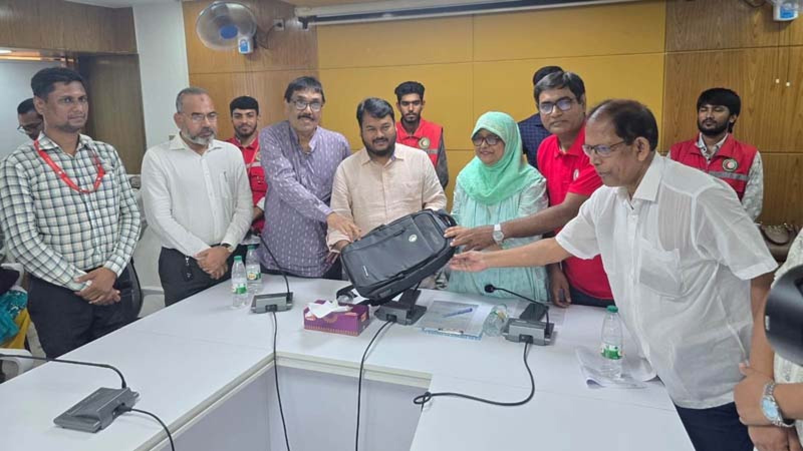 রাসিকের স্বাস্থ্যকর্মীদের মাঝে রেড ক্রিসেন্টের ব্যাগ বিতরণ