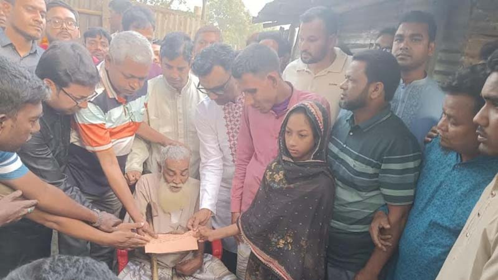 নওগাঁয় অসহায় প্রতিবন্ধী পরিবারের পাশে যুবদল