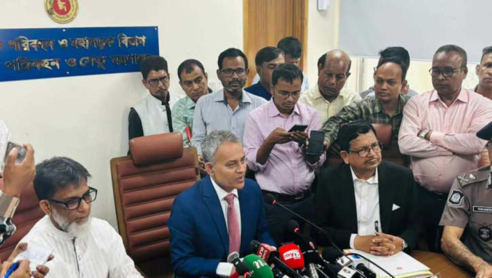 যাত্রী নামিয়ে তবেই ফেরিতে উঠবে বাস