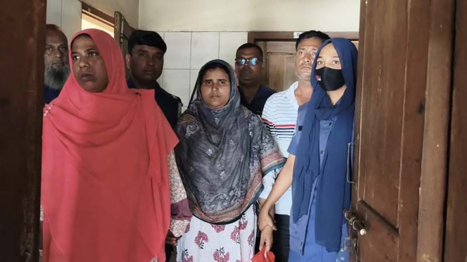 শিবগঞ্জে প্রতারণার অভিযোগ নারীসহ গ্রেফতার ২