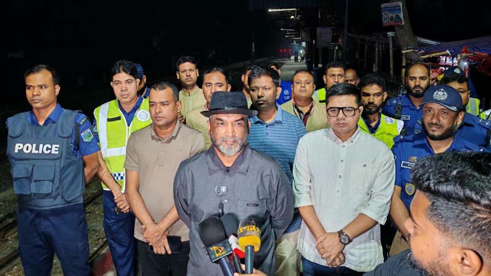সিরাজগঞ্জে হয় সন্ত্রাসীরা থাকবে, নয়তো আমরা: পুলিশ সুপার