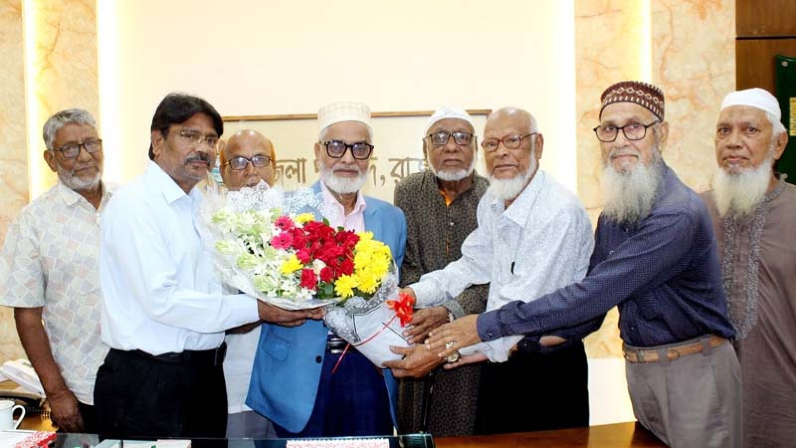 জেলা পরিষদ প্রশাসককে মুক্তিযোদ্ধা মঞ্চ ও সাংস্কৃতিক কমান্ডের ফুলেল শুভেচ্ছা