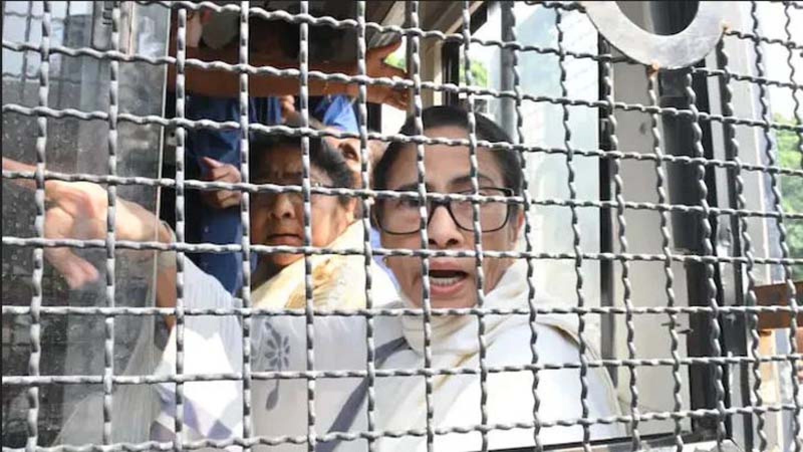 পশ্চিমবঙ্গের সাবেক মুখ্যমন্ত্রী মমতা দিল্লিতে আটক