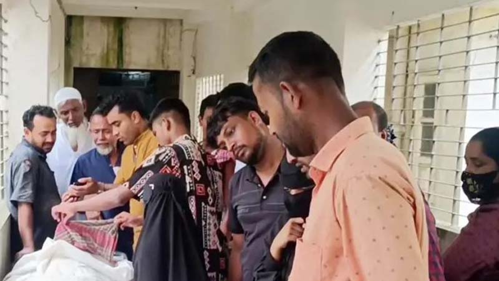 টিফিনের ছুটিতে গোসলে নেমে প্রাণ গেল ৪ শিক্ষার্থীর