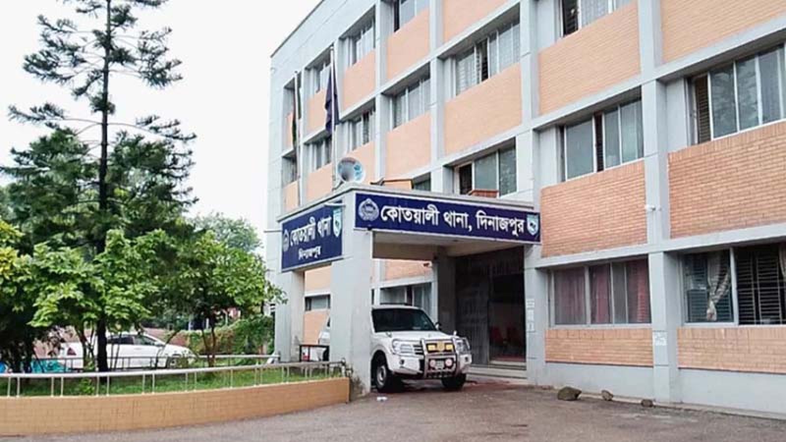 ‘ওসি কোথায়?’ প্রশ্নের পর থানাতেই সিআইডি ইন্সপেক্টরকে থাপ্পড়, কৃষকদল নেতা আটক