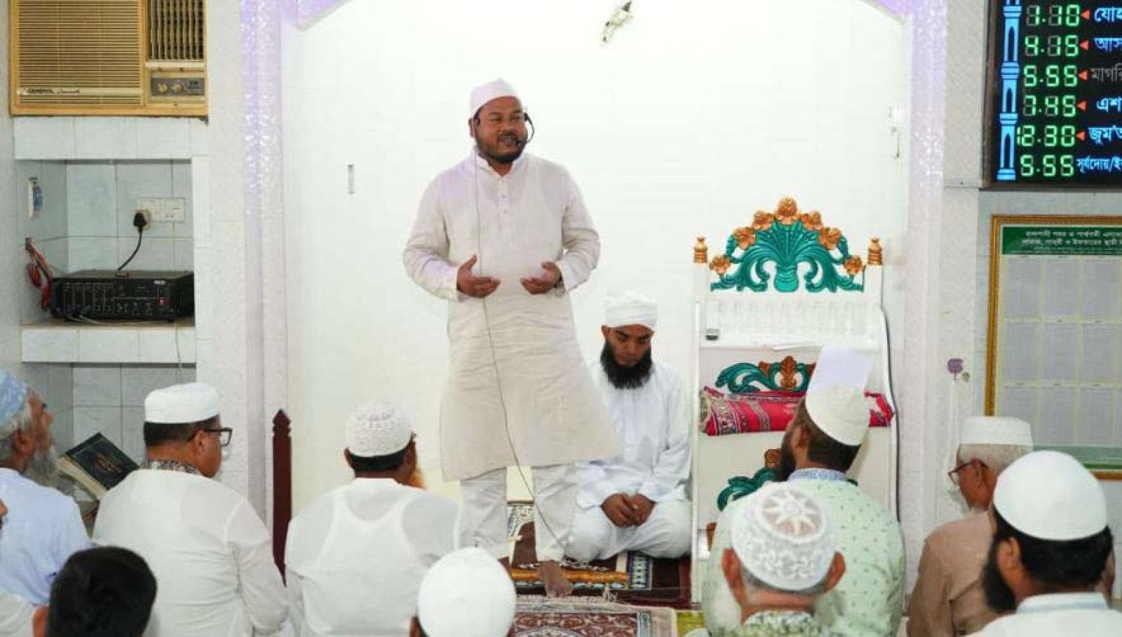 কোর্ট স্টেশন শাহী জামে মসজিদ পরিদর্শনে রাসিক প্রশাসক