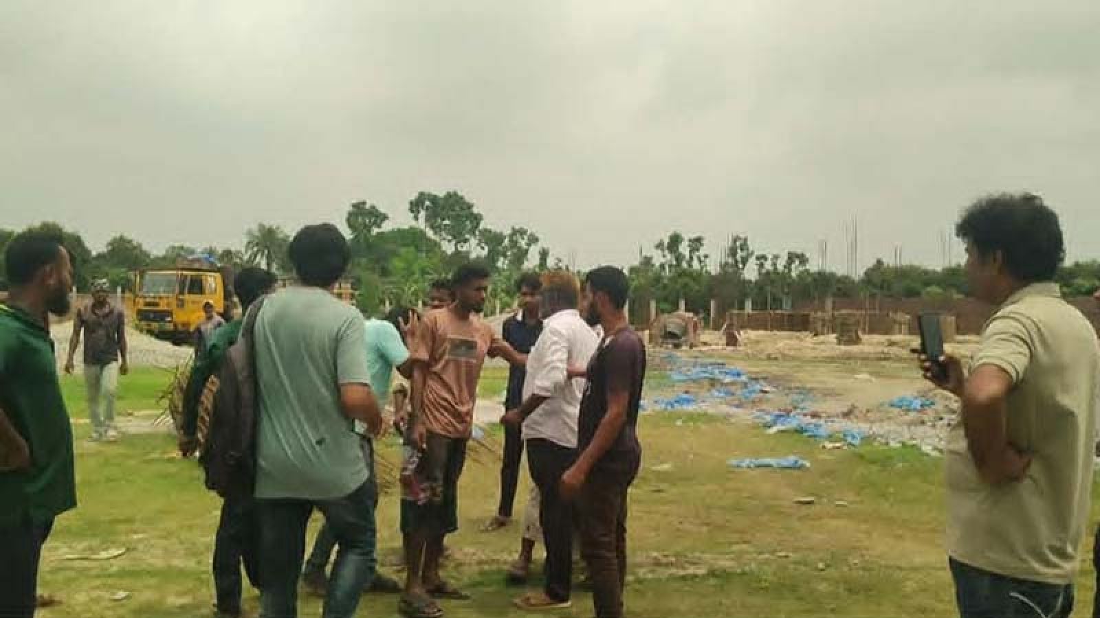 অনিয়মের অভিযোগে ঠিকাদারকে থাপ্পড় মারলেন ছাত্রদল নেতা