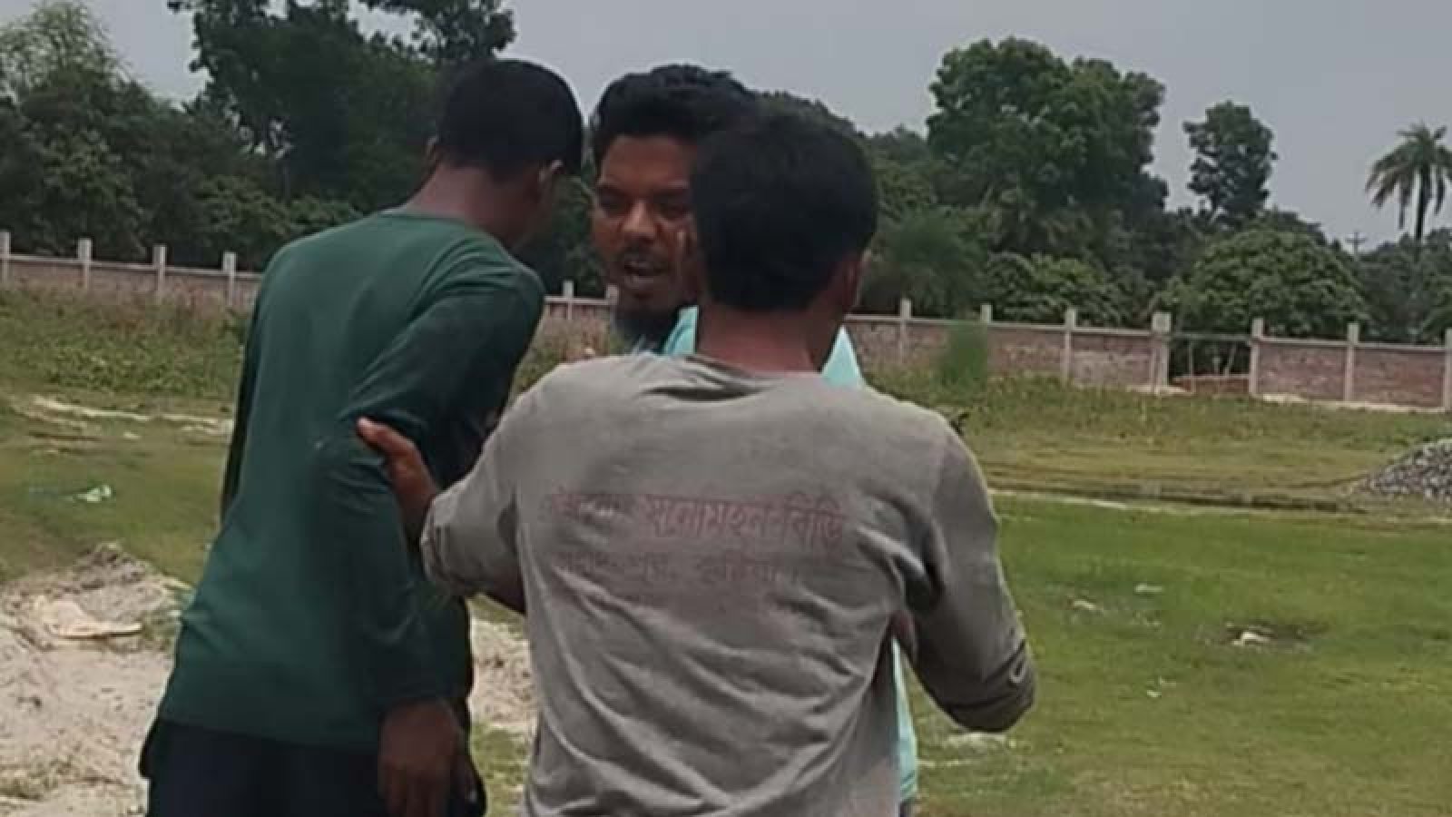 নাটোরে মিনি স্টেডিয়াম নির্মান ঠিকাদারকে পেটালেন ছাত্রদল নেতা