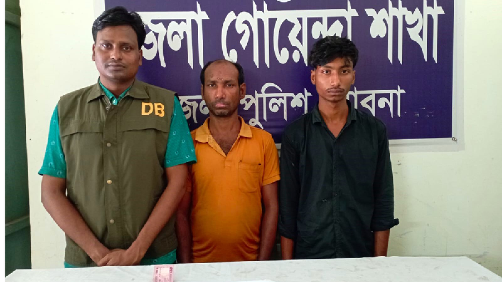 বাবা-ছেলে মিলে করতো ইয়াবা ব্যবসা, অত:পর পুলিশের হাতে ধরা