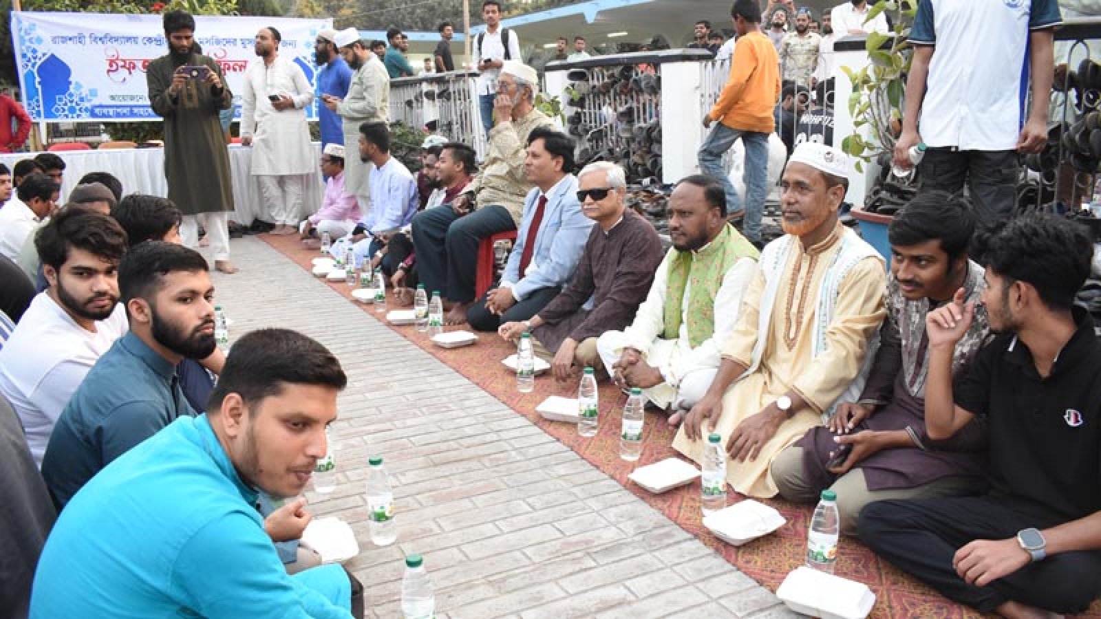 রাবি প্রশাসনের উদ্যোগে ইফতার অনুষ্ঠিত