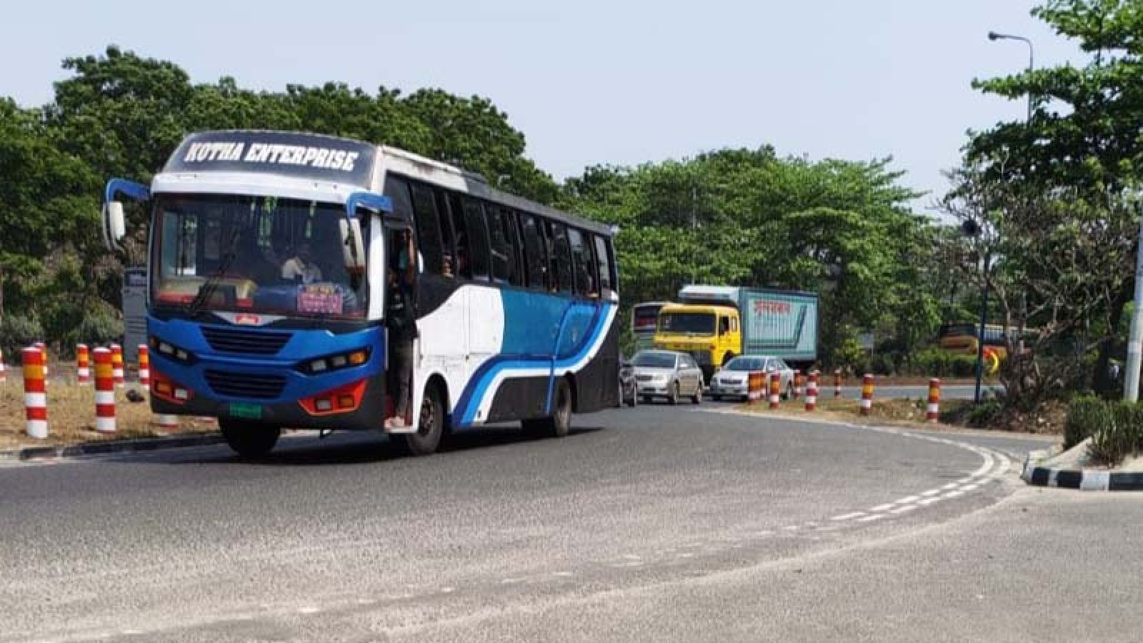 ইদযাত্রায় উত্তরের মহাসড়কে বাড়ছে যানবাহনের চাপ, ভোগান্তি ছাড়াই বাড়ি ফিরছে মানুষ