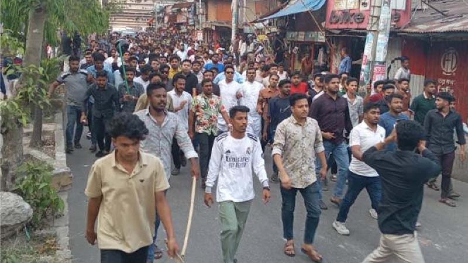 গ্রাফিতিতে ‘ছাত্র’ মুছে ‘গুপ্ত’ লেখার জেরে ছাত্রদল-শিবির সংঘর্ষ