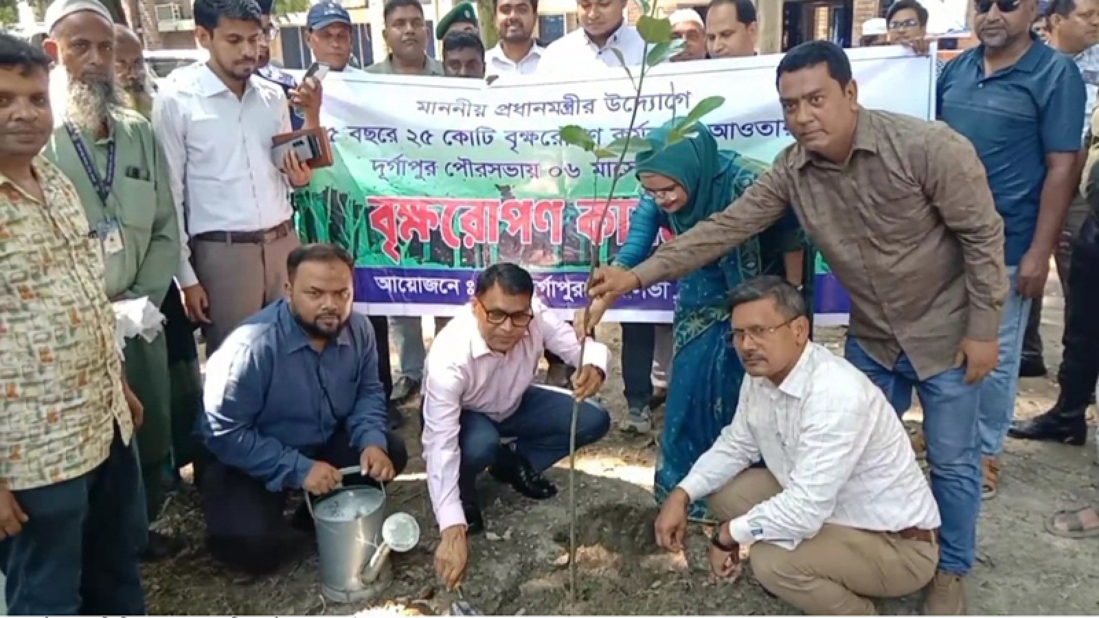 দুর্গাপুর উপজেলা বিভিন্ন দপ্তর পরিদর্শনে জেলা প্রশাসক