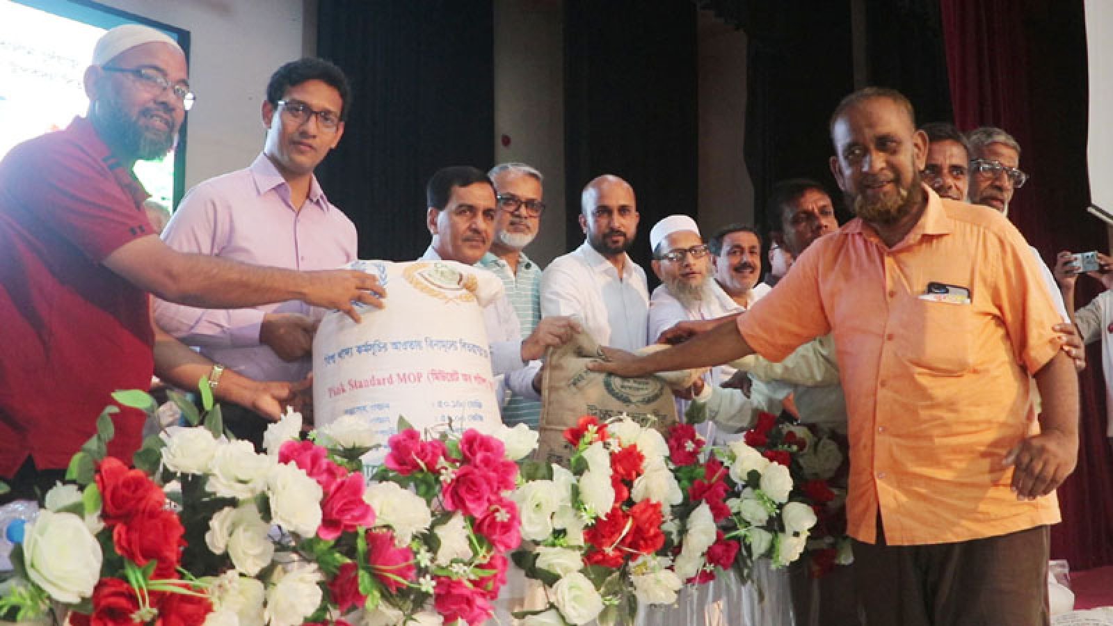 নওগাঁয় কৃষি উপকরণ পেলো কৃষকরা
