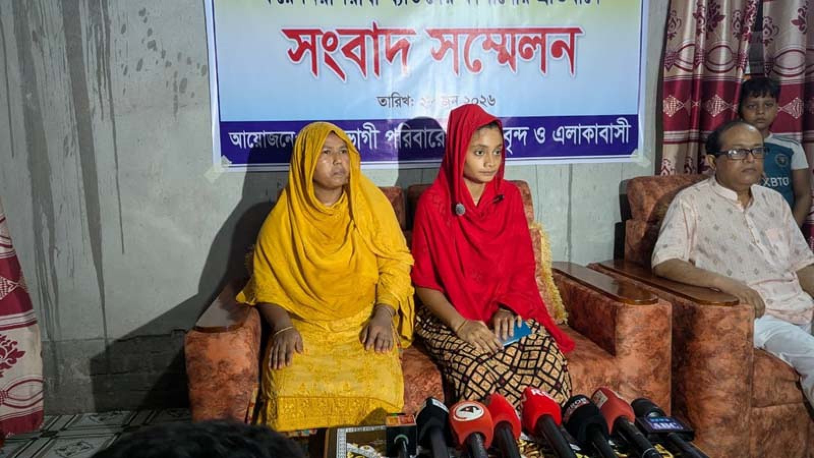 মা ও সৎ বাবার লাথিতে মেয়ের ভ্রন নষ্টের অভিযোগে সংবাদ সম্মেলন