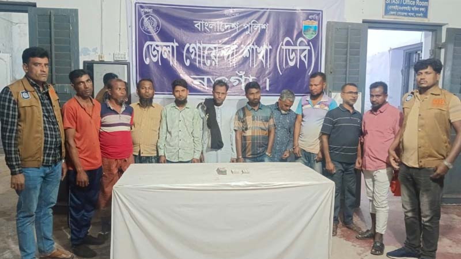 নওগাঁয় জুয়া খেলতে গিয়ে ১০ জুয়ারি আটক, নগদ ৪৬ হাজার টাকা জব্দ