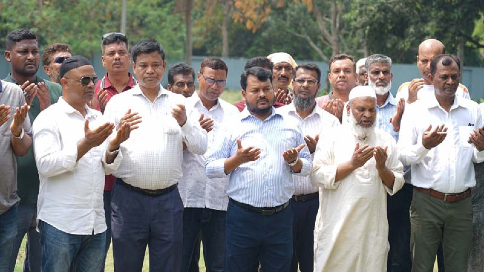 জুলাই গণঅভ্যুত্থানে শহীদ মিনারুলের কবর জিয়ারতে রাসিক প্রশাসক