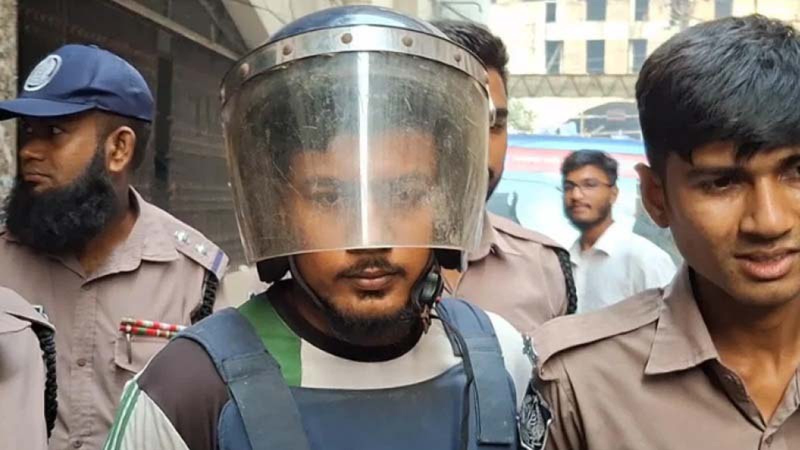 প্রধানমন্ত্রীর বিরুদ্ধে ফেসবুকে মন্তব্য, শিক্ষার্থীর বিরুদ্ধে ব্যবস্থা নিতে কলেজের চিঠি