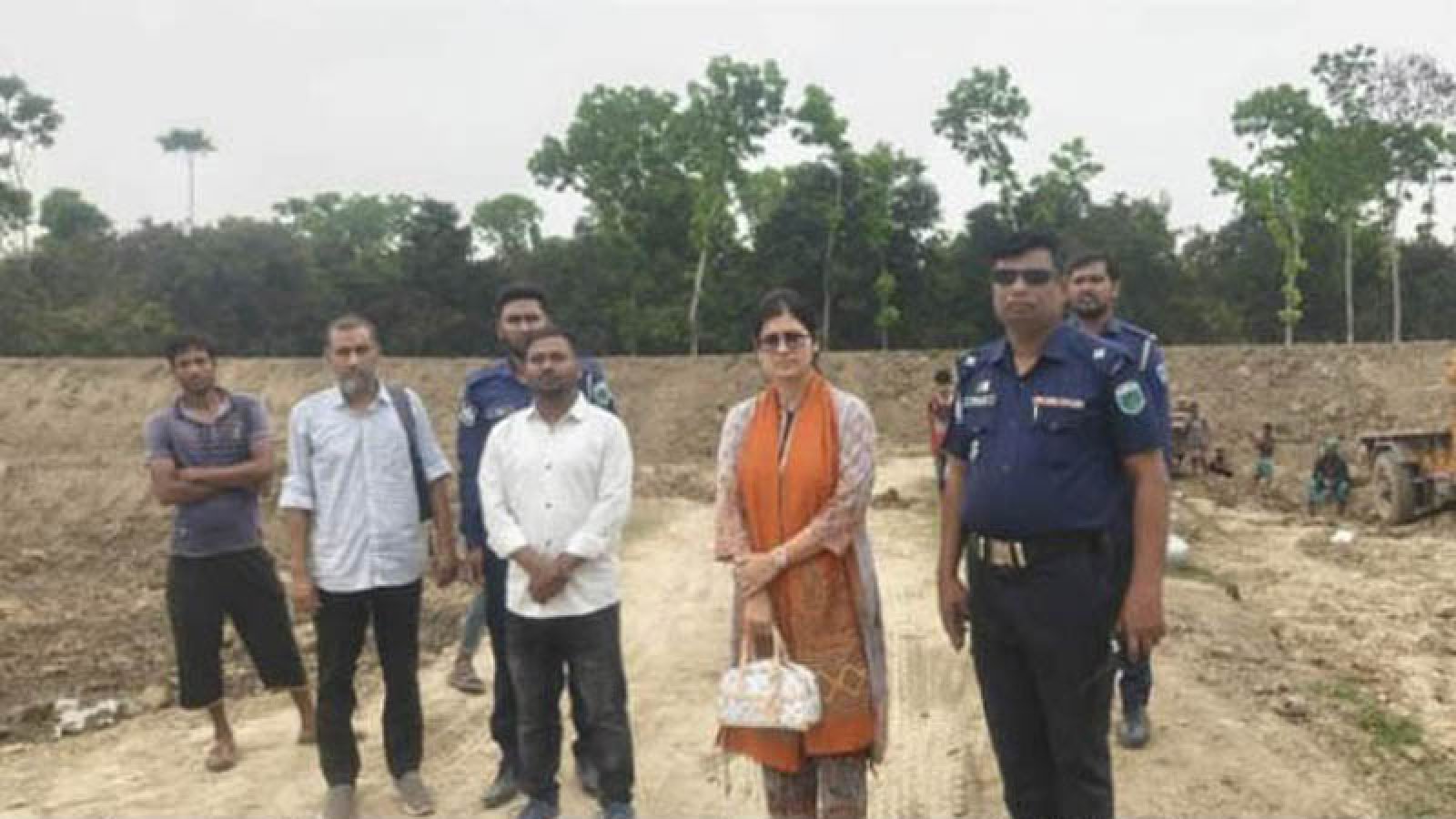 বাঘায় পৃথকভাবে পুকুর খনন ও বেশি দামে তেল বিক্রির অভিযোগে জরিমানা