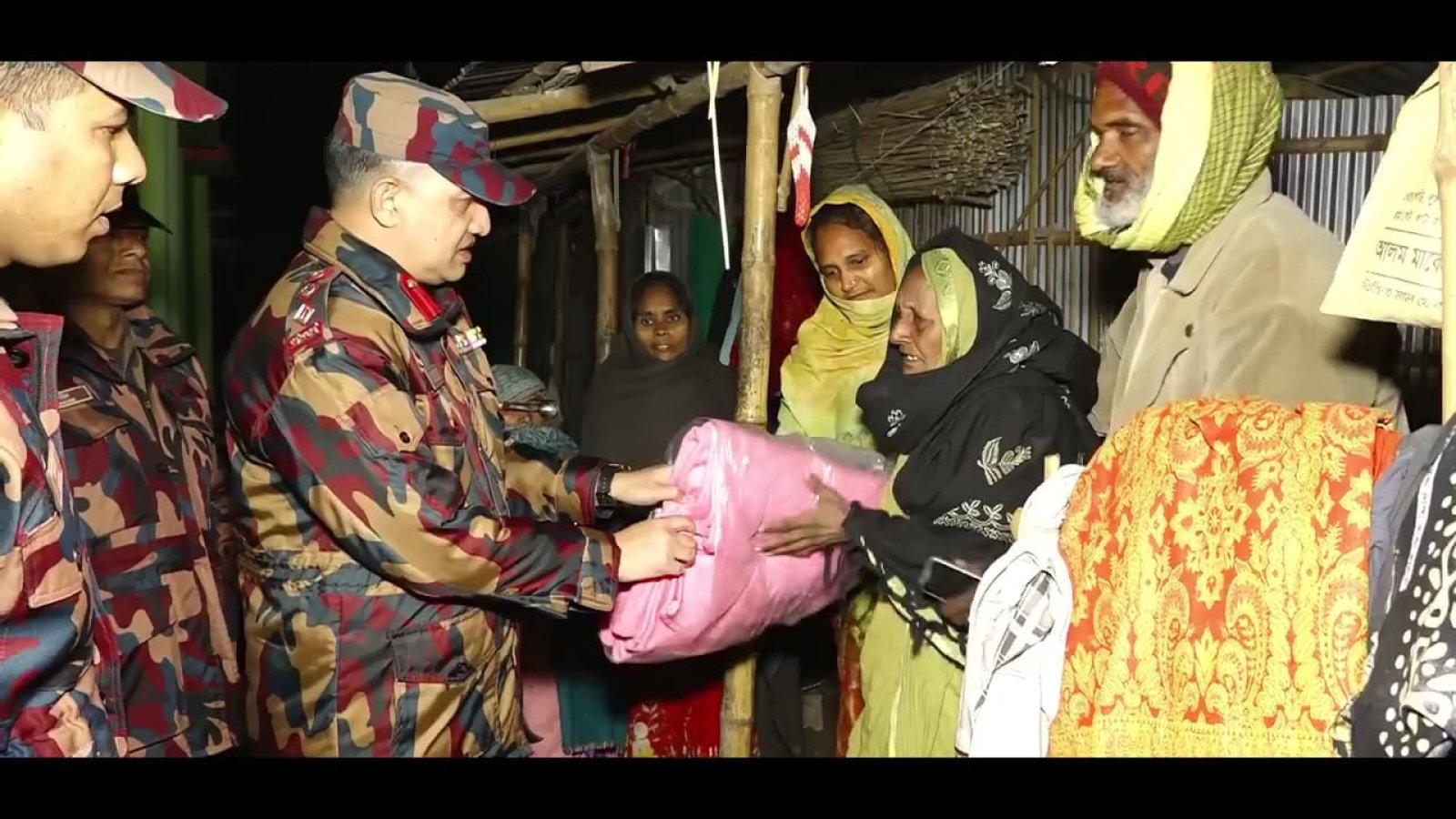 রাতের আঁধারে শীতার্তদের কষ্ট লাঘবে কম্বল বিতরণ বিজিবির