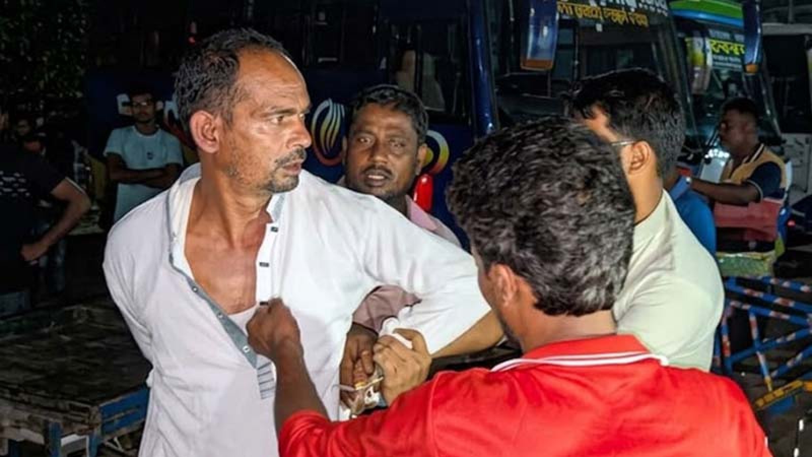 প্রতারণার অভিযোগে বিএনপি নেতাকে গণপিটুনি দিয়ে পুলিশে সোপর্দ
