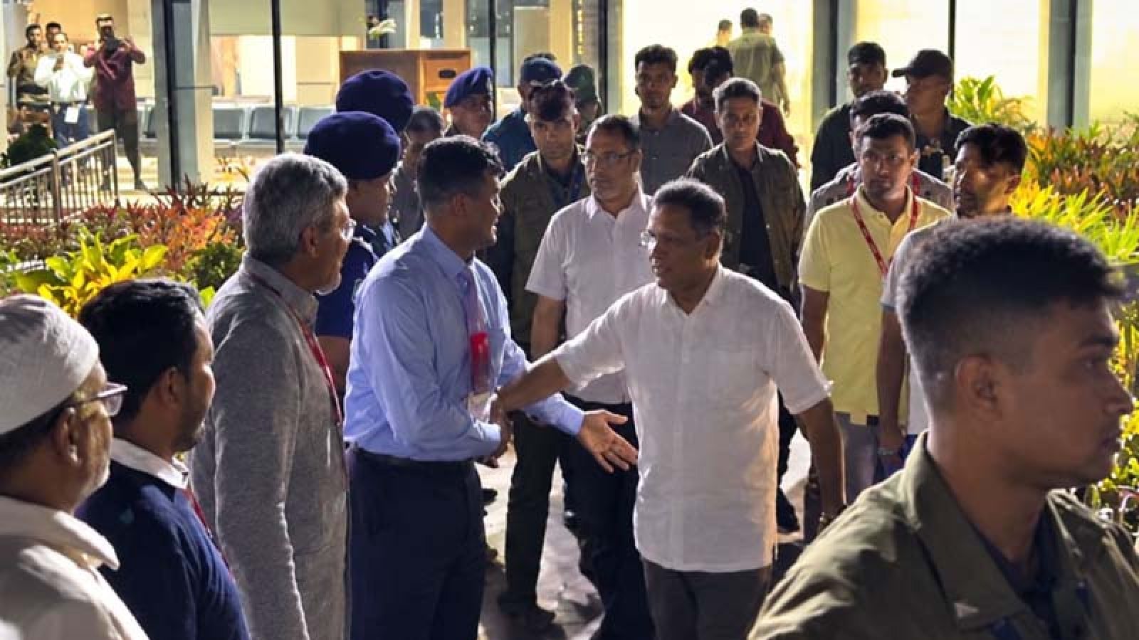 প্রধানমন্ত্রীর সঙ্গে সাক্ষাতে রাষ্ট্রাচার ভঙ্গের অভিযোগ!