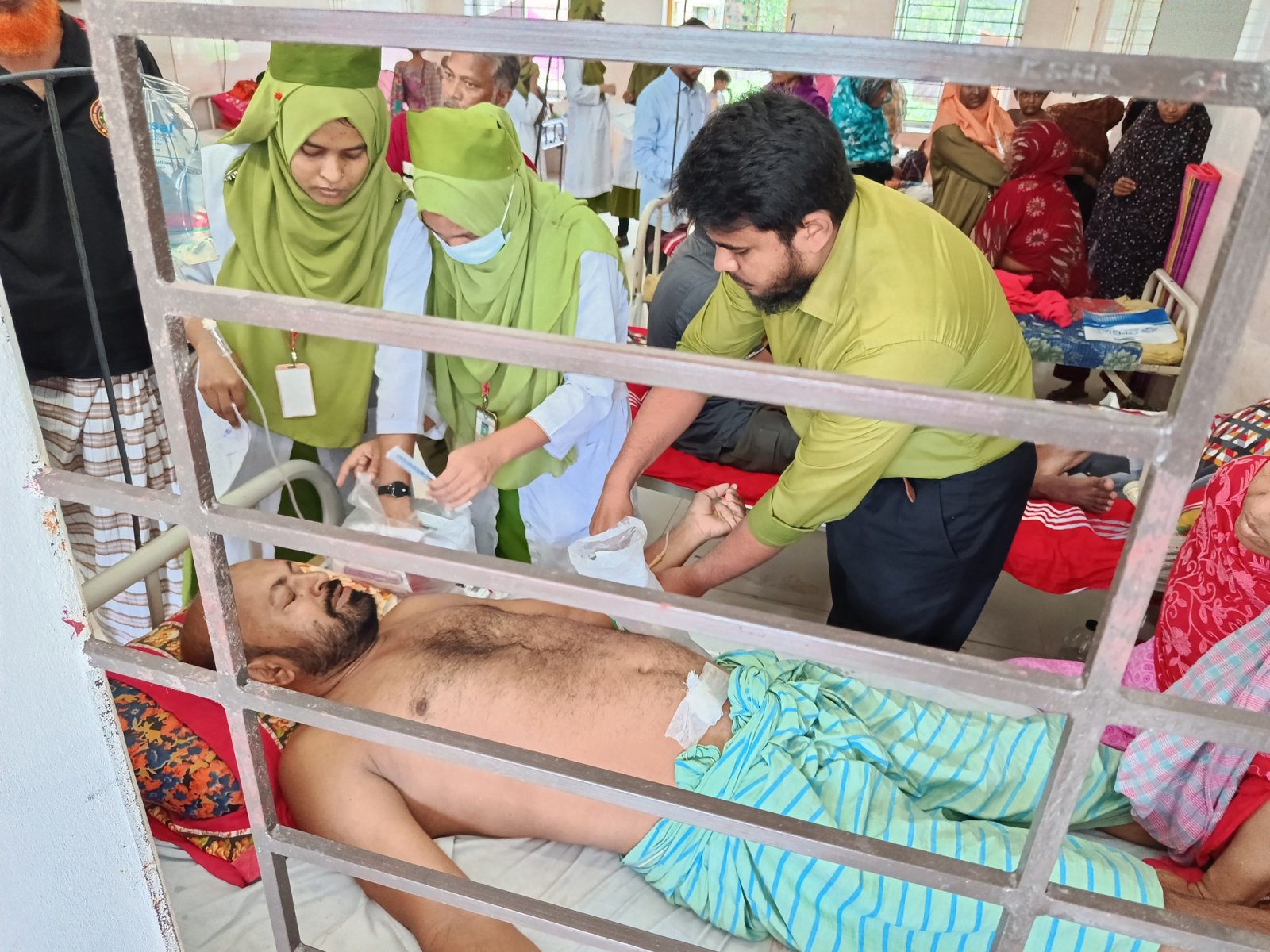 পাবনায় একপক্ষের মানববন্ধনে অন্যপক্ষের হামলা ; গুলিবিদ্ধ ১