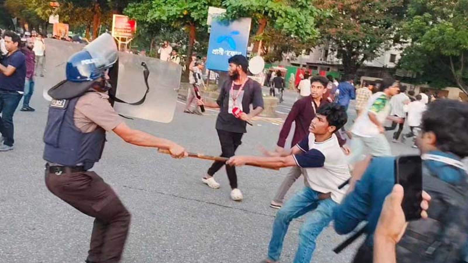 সংসদ ভবন এলাকায় শিক্ষার্থীদের ছত্রভঙ্গ করতে পুলিশের লাঠিচার্জ