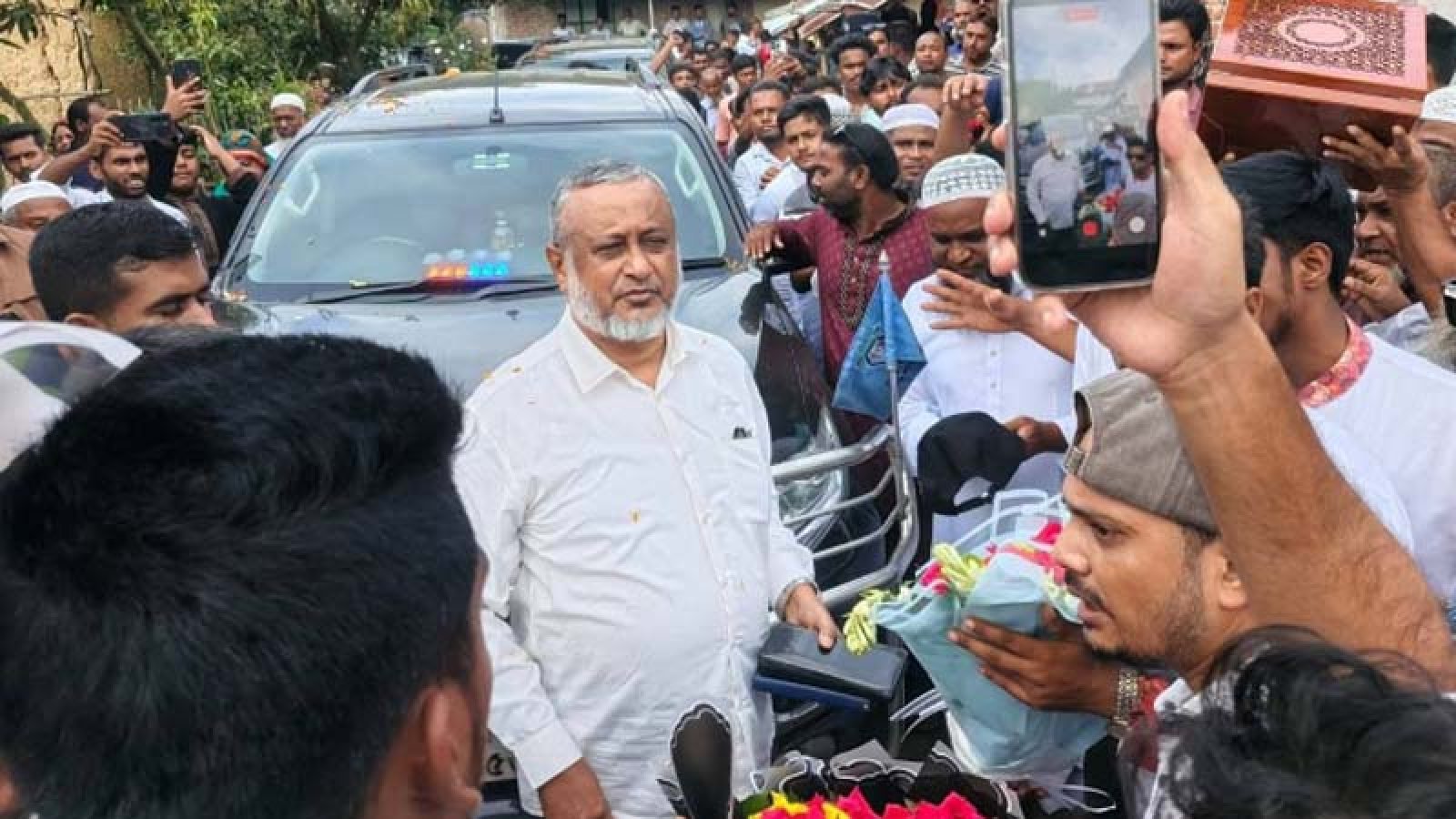 শেকড়ের প্রতি গভীর টানে নিজ গ্রামে ছুটে এসেছেন দুদক চেয়ারম্যান এ কে এম আসাদুজ্জামান