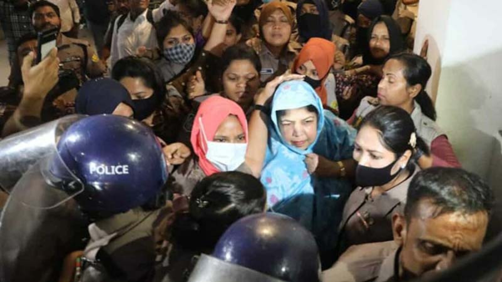 শিরীন শারমিনকে ঘিরে আইনজীবীদের ‘জয় বাংলা’ স্লোগান
