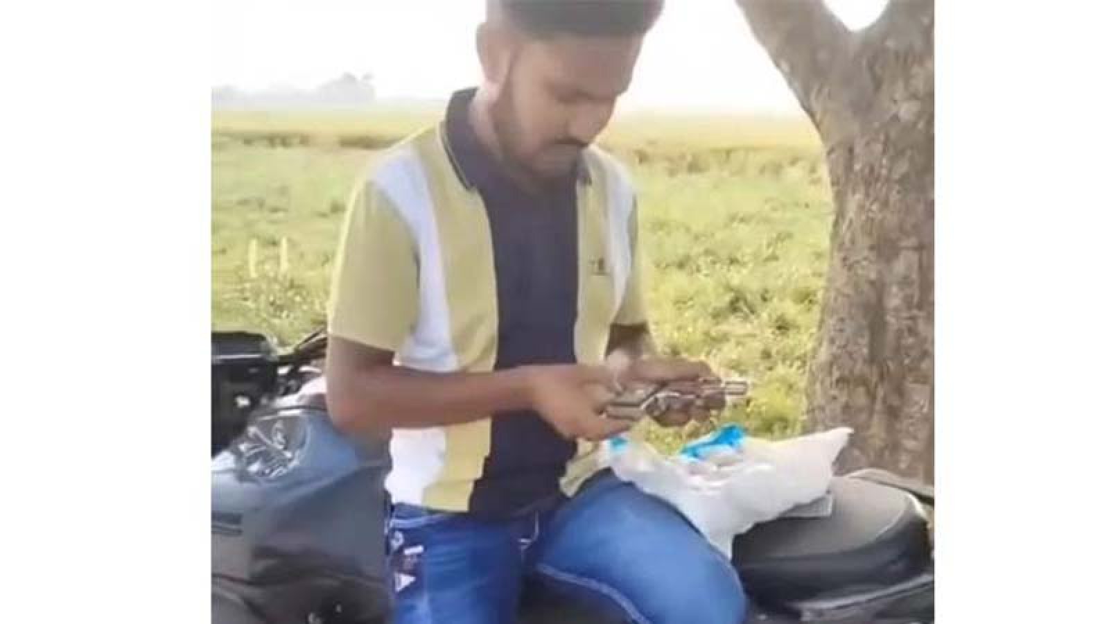 যুবদল নেতার ছেলের পিস্তল হাতে ভিডিও ভাইরাল, সংবাদ সম্মেলনে ‘খেলনা’ দাবি