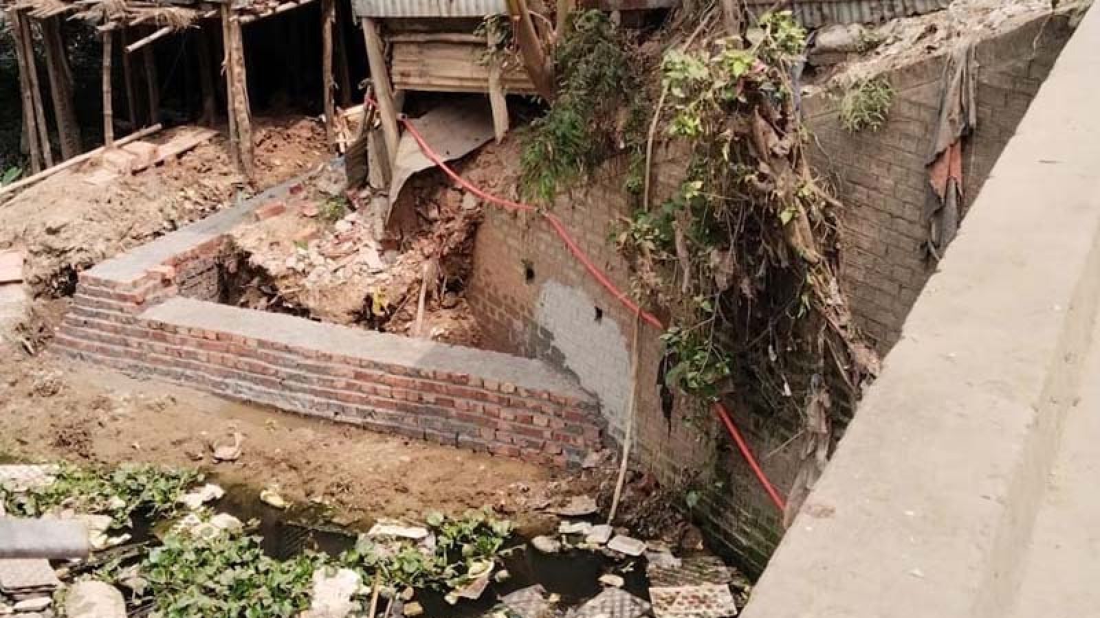 তানোরে কলেজের জমি দখল, তৈরি হচ্ছে দোকান