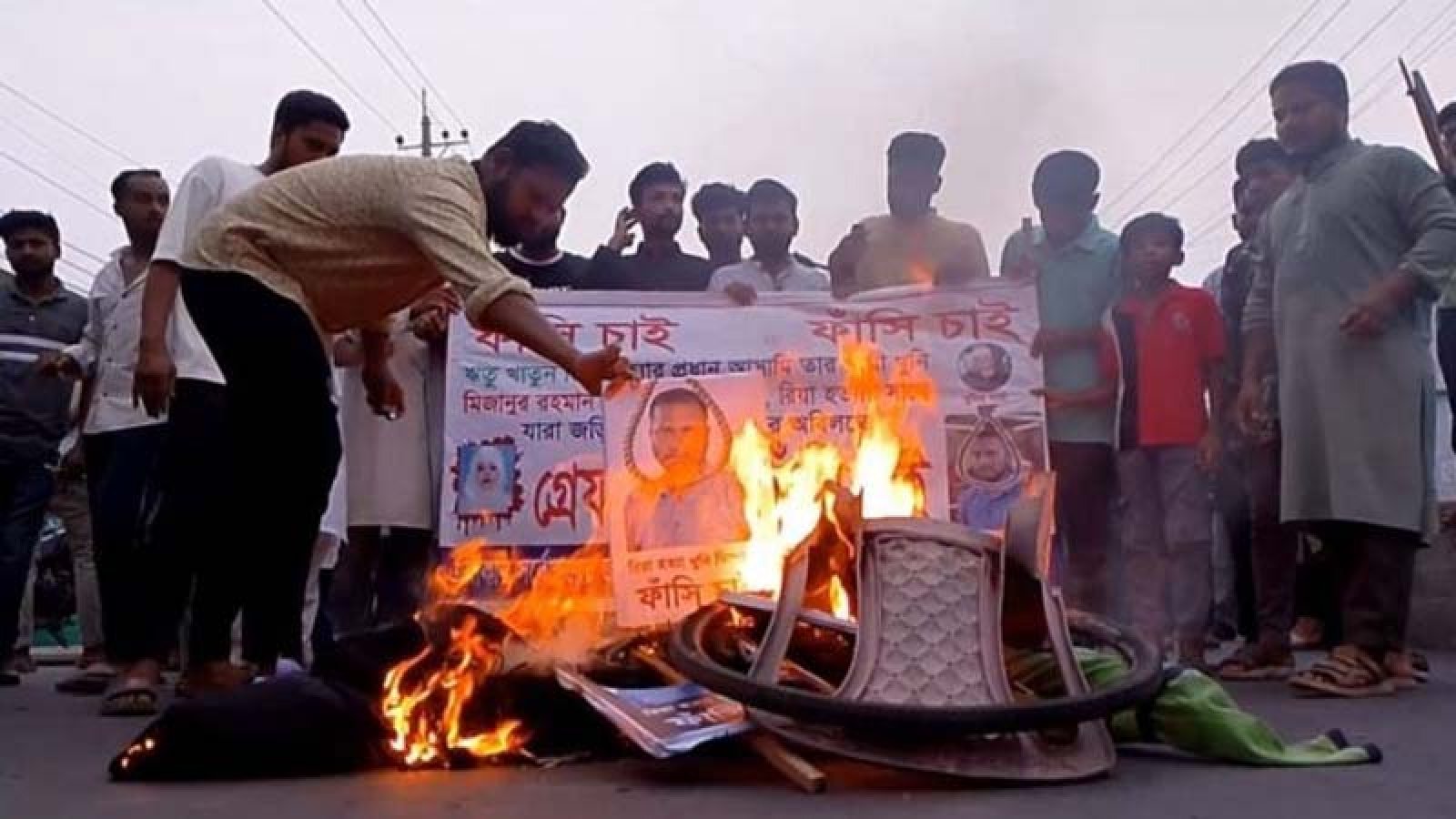 আসামির ফাঁসির দাবিতে মহাসড়ক অবরোধ