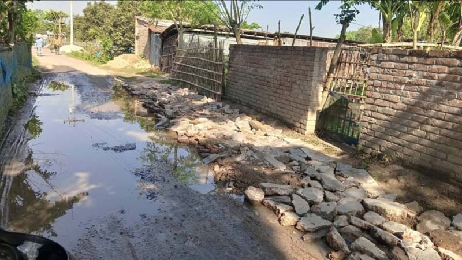 শিবগঞ্জে রাস্তা দখল করে বাড়ি ও সীমানা প্রাচীর নির্মাণে ভোগান্তিতে এলাকাবাসী